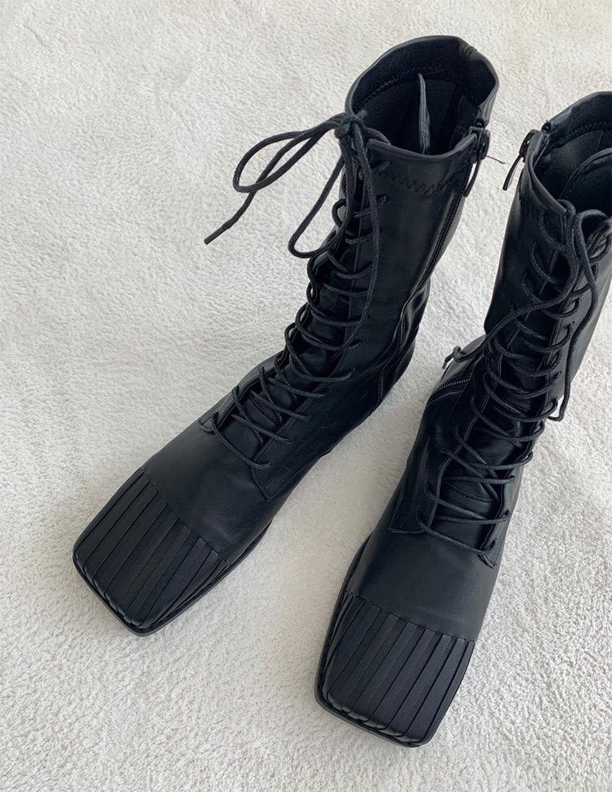 sqare-toe long strap boots